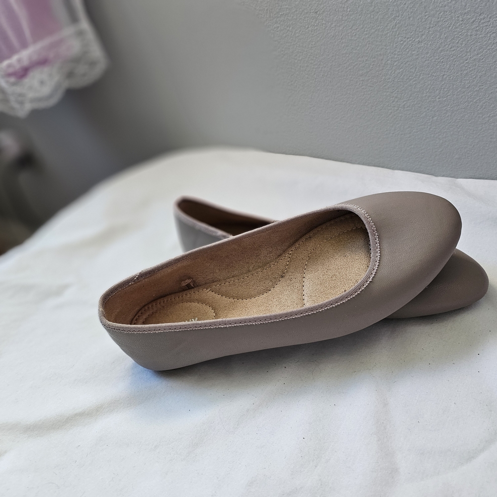 Old Navy Taupe Women's Flats